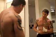 Warrior – Jahre, nachdem er seinen gewalttätigen Vater verlassen hatte, kehrt Ex-Marine Tommy Conlon (Tom Hardy) nach Pittsburgh zurück. Er hat die Mutter bis zu ihrem Tod gepflegt, war danach Soldat im Irak und will jetzt in Mixed-Martial-Arts-Turnieren das große Geld machen. Kein Problem, wäre da nicht sein Bruder ...