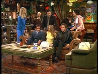 Friends – Rachel (Jennifer Aniston, M.) kann es nicht fassen: Sowohl Phoebe (Lisa Kudrow, l.) als auch Chandler (Matthew Perry, M. hinten) und Monica (Courteney Cox, r.) präsentieren ihr einen Begleiter für einen Ball.