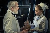 Charité – Wärterin Ida (Alicia von Rittberg) in der Pathologie von Rudolf Virchow (Ernst Stötzner).
