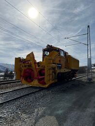 Legendäre Zugabenteuer – Mit schweren Maschinen wie dieser Schneefräse können die Schienen von bis zu zehn Tonnen Schnee pro Stunde befreit werden – unerlässlich für einen gefahrlosen Bahnverkehr.
