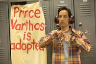 Community – Abed (Danny Pudi) plaudert einen Spoiler für Brittas Lieblingsserie aus und muss sich nun gegen ihre Versuche wehren, ihm das heimzuzahlen ...