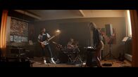 Cryptid – Niklas (Julius Fleischanderl, 2.v.l.), Ester (Maja Johanna Englander, r.) und Tuva (Beata Borelius, l.) proben mit ihrer Band "Fuck U!".