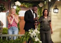 The Neighborhood – (v.l.n.r.) Gemma Johnson (Beth Behrs); Malcolm Butler (Sheaun McKinney); Tina Butler (Tichina Arnold)