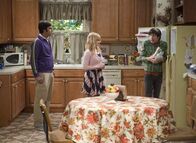 The Big Bang Theory – Zu Ehren von Mrs. Wolowitz organisieren Howard (Simon Helberg, r.), Bernadette (Melissa Rauch, M.) und Raj (Kunal Nayyar, l.) ein Essen für die Freunde ...