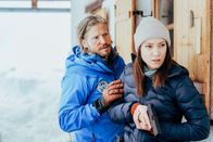 Die Bergretter – Markus Kofler (Sebastian Ströbel) versucht, Alex (Viktoria Ngotsé) von ihrem Vorhaben abzubringen.