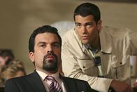 Desperate Housewives – John (Jesse Metcalfe, r.) erscheint bei der Verhandlung im Gerichtssaal und flüstert Carlos (Ricardo Antonio Chavira, l.) etwas ins Ohr, dass Carlos in Rage bringt ...