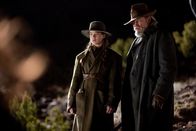 True Grit – Als Matties (Hailee Steinfeld,l.) heuert den abgehalfterten Marshall Rooster Cogburn (Jeff Bridges, r.) an, einen Säufer, der es mit den Gesetzen nicht so genau nimmt. Es beginnt eine Spurensuche der etwas anderen Art ...