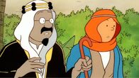 Tim und Struppi – Tim (r.) und der Emir (l.) stellen erschrocken fest, dass der Sohn des Emirs, Abdallah, entführt wurde. Tim folgt daraufhin den Spuren.