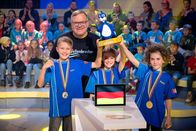 1, 2 oder 3 – Ein voller Erfolg: Das blaue Rateteam aus Waltenhofen/Deutschland darf den begehrten Piet-Flosse-Pokal in die Höhe strecken!