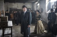 Ripper Street – Detective Inspector Edmund Reid (Matthew Macfadyen, l.) durchsucht ein mutmaßliches Drogenversteck der Asiatin Blush Pang (Kunjue Li, r.) in Chinatown.