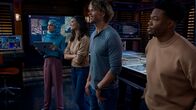 Navy CIS: L.A. – (v.l.n.r.) Special Agent Fatima Namazi (Medalion Rahimi); Kensi Blye (Daniela Ruah); Marty Deeks (Eric Christian Olsen); Devin Roundtree (Caleb Castille)