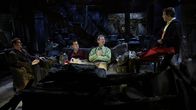 Two and a Half Men – In der verkohlten Ruine von Lyndsey kommt es zwischen Chris (Judd Nelson, l.), Charlie (Charlie Sheen,2.v.r.), Herb (Ryan Stiles, 2.v.r.) und Gordon (J.D. Walsh, r.) zu einer emotionalen Männerrunde ...