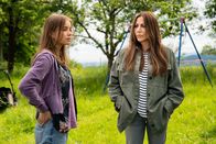 Frühling – Marlie Biller (Lisa Junick, l.) erzählt Katja Baumann (Simone Thomalla, r.), weshalb sie und ihre Geschwister alleine leben.