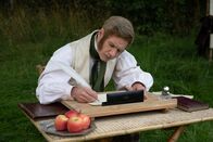 Terra X: Faszination Universum – Seit 20 Jahren ist Charles Darwin einem Rätsel auf der Spur: Was verbirgt sich hinter Entwicklung der Arten? Mit der Idee der Evolution emanzipierte Darwin die Naturwissenschaft von den Dogmen der Kirche und zeigte, dass wir als Menschen ein Teil der Natur sind. Zu Darwins größten Qualitäten gehörte, dass er immer offen für die Welt um ihn herum war und Forschung gerade nicht aus einem Elfenbeinturm heraus betrieb.