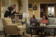 Last Man Standing – Mike (Tim Allen, l.) findet heraus, dass die sonst so brave Eve (Kaitlyn Dever, M.) eine Delle in Mandys (Molly Ephraim, r.) Auto gefahren hat ...