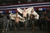 It's Always Sunny in Philadelphia – Charlie (Charlie Day, r.), Dennis (Glenn Howerton, l.) und Mac (Rob McElhenney, M.) als Wrestling-Hühner ...