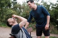 In aller Freundschaft – Beim Sparring im Park hat Dr. Philipp Brentano (Thomas Koch, re.) Dr. Hoffmanns (Julian Weigend, li.) Nase etwas zu doll erwischt.