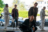 Jenseits der Spree – Robert (Jürgen Vogel, M.) wird von Katharina Koblinski (Elisabeth Baulitz, 2.v.r.) und Simon Asmus (Oleg Tikhomirov, 2.v.l.) am Tatort empfangen. Die Realität schwebt wie eine schwarze Wolke über ihnen.