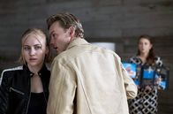 Bis es blutet – Der abgebrühte Fotograf Thorsten (Franz Pätzold, Mi.) gibt Jungjournalistin Aga (Elisa Schlott, li.) einen Tipp für die Interviewführung.