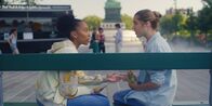Spellbound - Verzaubert in Paris – Jade (Georgia Pemberton, r.) verrät Cece (Hailey Romain, l.) wie der "Körpertausch-Zauber" funktioniert, weil sie glaubt, dass Cece und sie von nun an zusammenarbeiten werden. Doch sie hat sich getäuscht.
