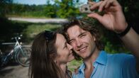 Der Palast – Ballettdirektorin Regina (Jeanette Hain, l.) hat sich in ihren Tänzer (Lukas Brandl, r.) verliebt. Der Zeitpunkt ist denkbar ungünstig.