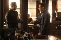 Castle – Als nicht nur ein wertvolles Gemälde gestohlen wird, sondern sich auch noch ein Mord ereignet, sind die Spürnasen von Ryan (Seamus Dever, r.) und Esposito (Jon Huertas, l.) gefragt ...