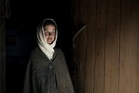 Wikinger: Aufstieg und Untergang – English villager at her doorway. (Dash Pictures/Adam Jandrup)