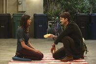 Two and a Half Men – Damit Nicole (Odette Annable, l.) mehr Zeit für eine Verabredung hat, bietet ihr Walden (Ashton Kutcher, r.) seine Hilfe an ...