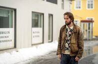 Blackport – Einar (Guðjón Davíð Karlsson) leidet darunter, nach seinem Unfall nicht mehr zur See fahren zu können.