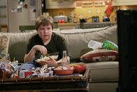 Two and a Half Men – Macht sich einen gemütlichen Abend: Jake (Angus T. Jones) ...