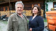 Der Bergdoktor – Der Bergdoktor Staffel 16 Getrennte Welten – Teil 2 Ein Mann und zwei Frauen, die eine sitzt auf dem Traktor: Heiko Ruprecht als Hans Gruber, Monika Baumgartner als Lisbeth Gruber, Nathalie Schott als Julia Andermatt Copyright: SRF/ZDF/Erika Hauri
