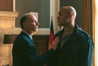 Sam - Ein Sachse – Sachsens Innenminister Heinz Eggert (Martin Brambach, li.) hat Sam (Malick Bauer, re.) geholfen, der Spezialeinheit Soko Rex beizutreten.