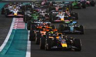 Formel 1: Großer Preis von Australien – Max Verstappen aus den Niederlanden führt im (1) Oracle Red Bull Racing RB21 das Feld beim Start des Formel-1-Grand-Prix von Abu Dhabi auf dem Yas Marina Circuit am 7. Dezember 2025 in Abu Dhabi, Vereinigte Arabische Emirate.