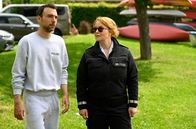 WaPo Bodensee – Frederik Schick (Beniamino Brogi, l.) muss gemeinsam mit Nele Fahrenbach (Floriane Daniel, r.) seiner Schwester die Nachricht vom Tod ihres Mannes überbringen.