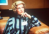 Agentin mit Herz – Ist die Sekretärin Francine (Martha Smith) auf Lees Seite?