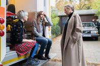 Die Chefin – Nach dem Überfall befragt Polizeikommissarin Vera Lanz (Katharina Böhm, r.) Mutter Sabine Hübner (Doris Schretzmayer, M.) und Tochter Hanna Hübner (Emma Stratmann, l.).