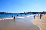 Verrückt nach Meer – Der Strand von Acapulco mit der Grand Lady im Hintergrund.
