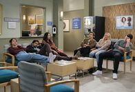 How I Met Your Father – (v.l.n.r.) Valentina (Francia Raisa); Sid (Suraj Sharma); Ellen (Tien Tran); Jesse (Chris Lowell); Sophie (Hilary Duff); Charlie (Tom Ainsley)