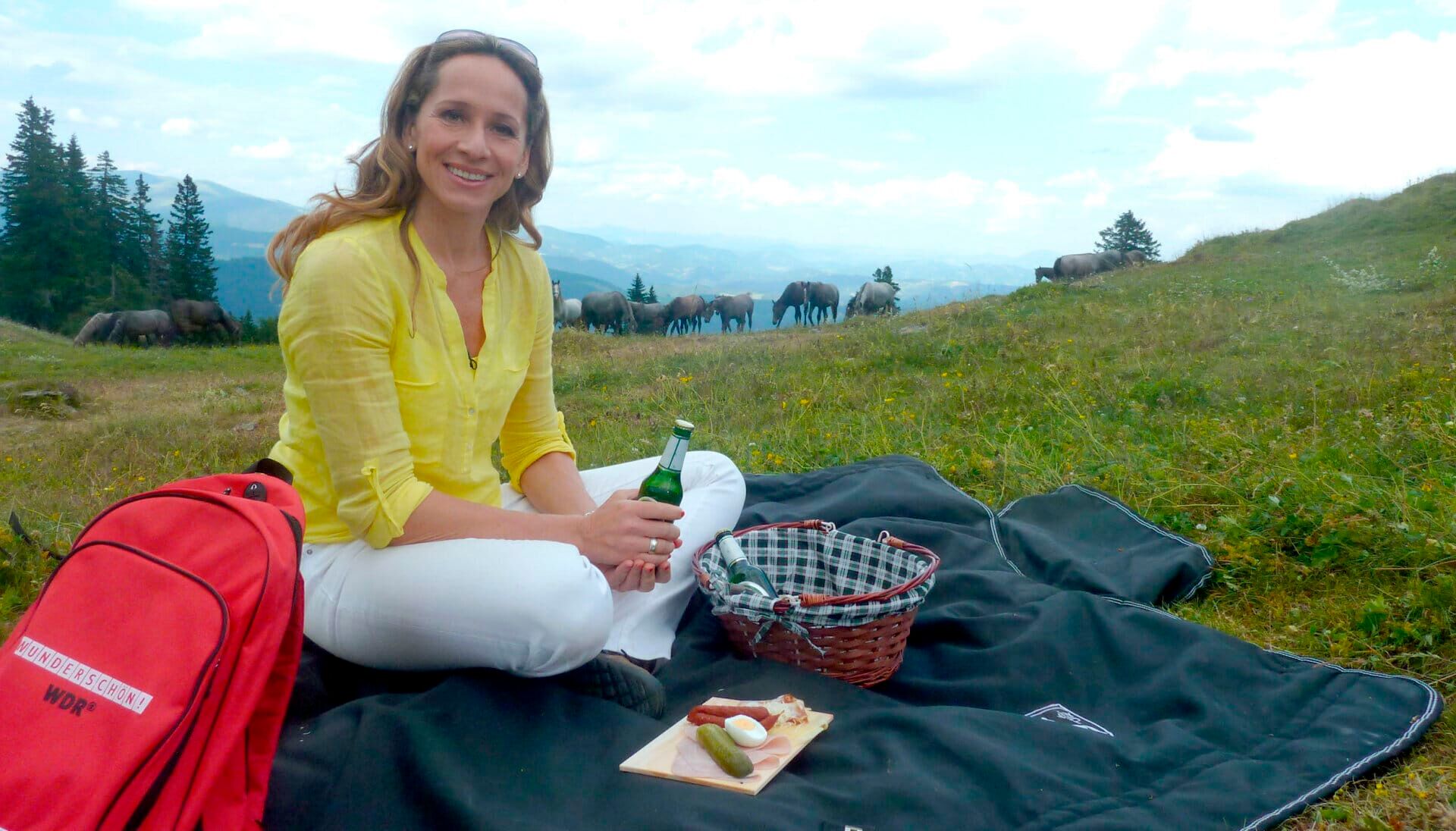 alpha-expedition: Wunderschön! – Moderatorin Tamina Kallert beim Picknick auf der Stubalpe dort, wo die jungen Lipizzanerhengste des Staatsgestüts Piber im Sommer grasen.
