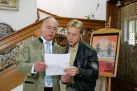 Die Rosenheim-Cops – Liegen Polizeichef Gert Achtziger (Alexander Duda, li.) und Polizist Michi Mohr (Max Müller, re.) mit ihrer Vermutung richtig, dass der Mörder im musikalischen Umfeld des Opfers zu finden ist?