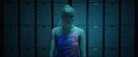 Derby Girl – Lola Bouvier (Chloé Jouannet) schmollt vor einem Eiskunstlaufwettbewerb in der Umkleidekabine.