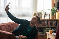 Make Me Famous – Billy (Tom Brittney) genießt seinen neu gewonnenen Ruhm durch seine Teilnahme an einer Reality-Serie. Dies wird sich jedoch bald ändern.