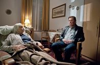Großstadtrevier – Adelheid Martens (Maria Mägdefrau, l.) ist im Altersheim bestohlen worden. Dirk Matthies (Jan Fedder, r.) erkennt in ihr die Apothekerin, die vor vielen Jahren seine Kollegin und Verlobte Ellen Wegener vergiftet hat.