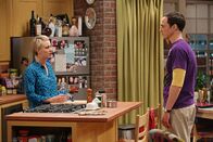 The Big Bang Theory – Als Penny (Kaley Cuoco, l.) Sheldon (Jim Parsons, r.) darauf aufmerksam macht, dass es Abschlussball-Rituale gibt, fühlt er sich genötigt, diese auszuführen ...