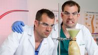 Operation Autsch! – (v.li.): Chris van Tulleken (Dr. Chris), Xand van Tulleken (Dr. Xand).