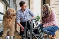 In aller Freundschaft – Sina bleibt nichts anderes übrig, als ihn vor der Klinik anzubinden.