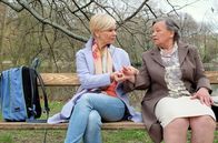 In aller Freundschaft – SENDER: ARD - SENDETITEL: In aller Freundschaft Folge 818 - UNTERTITEL: Schuld und Sünde - CAPTION: ARD/MDR IN ALLER FREUNDSCHAFT FOLGE 818, "Schuld und Sünde" Uhr im ERSTEN..Dr. Kathrin Globisch (Andrea Kathrin Loewig, li.) begegnet im Park ihrer Nachbarin Marlies Böhmer (Ursula Werner, re.) Die beiden kennen sich kaum, aber Kathrins Tochter Hanna führt ab und an Frau Böhmers Hund aus und mag sie sehr gern. Frau Böhmer scheint starke Schmerzen zu haben, spielt diese aber herunter. Nach einer kleinen Untersuchung ist Kathrin klar, dass Marlies Böhmer in die Sachsenklinik muss und zwar schnell..