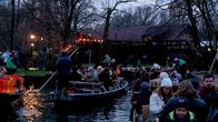 Die rbb-Reporter – Ziehen Ruhe und Besinnlichkeit in den Spreewald ein, sobald die erste Schneeflocke in der Vorweihnachtszeit fällt? Von wegen! Von Burg bis Lübbenau küsst der Advent den Spreewald wach. Die Reportage entdeckt Vor-Weihnachtsfeiern und immer stehen dahinter echte Spreewälder, die die Hände einfach nicht in den Schoß legen können. - Reger Betrieb auf dem Wasser.