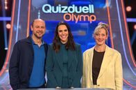 Quizduell - Olymp – Moderatorin Esther Sedlaczek (M.) mit den Kandidaten des Teams "Schauspiel": Moritz Führmann (l.) Anna Schudt (r.).