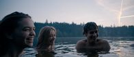 Raus – Aus der Aussteiger-Truppe werden langsam Freunde: v.li. Steffi (Mathilda Merkel), Judith (Milena Tscharntke) und Glocke (Matti Schmidt-Schaller) geniessen das Bad im Bergsee.
